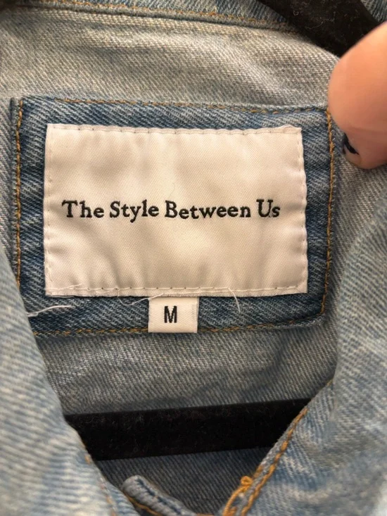 The Style Between Us Blue Denim Jean Jacket Size Medium Y2K Cotton Cropped - Picture 3 of 7